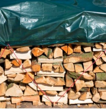 Приготвяте дърва за огрев за зимата или почиствате градината? Това са 4 съвета как да използвате плaтнищaтa в градината!