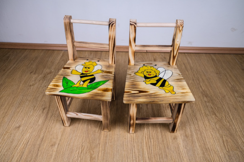 Gyerek fa asztalka motívummal + 2 szék