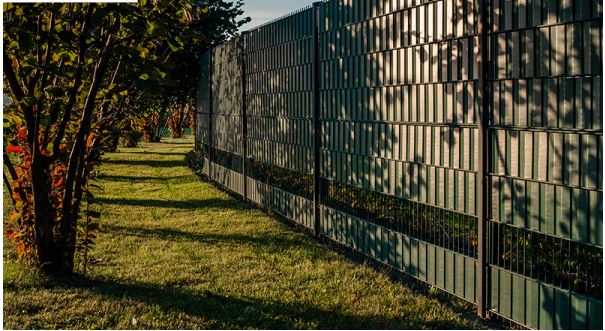 Senčilna mreža za ograjo 4,75cm x 35m Zelena 450g/m2 + sponke