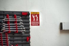 Naljepnica za mehaničare 15x18,5cm Upozorenje crvena