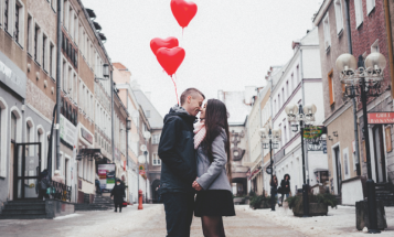 Valentinovo 2022: Darila, ki bodo navdušila zaljubljence in samske