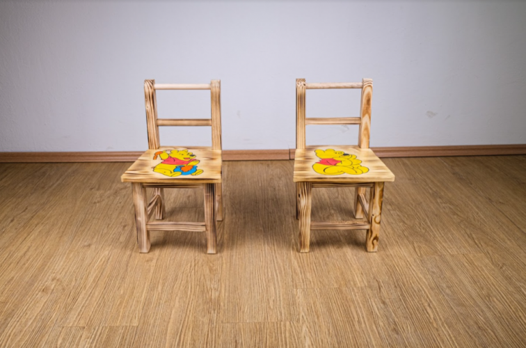 Masă din lemn pentru copii cu model Ursulețul Pu + 2 scaune