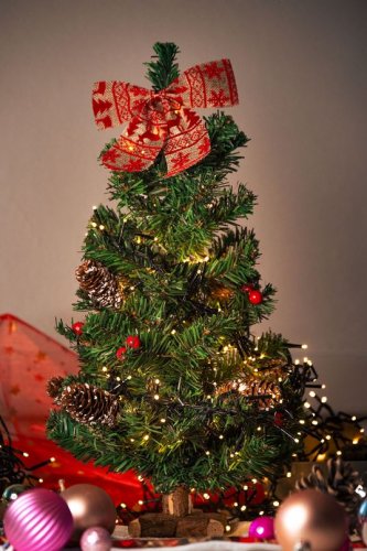 Weihnachtsbaum Tisch-Tanne 50 cm mit roten Beeren