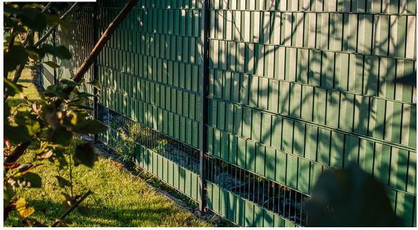 Senčilna mreža za ograjo 4,75cm x 35m Zelena 450g/m2 + sponke
