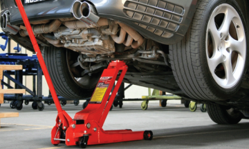 Zdviháky a hevery: Základné vybavenie autoservisu a garáže.