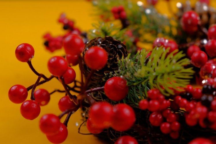 Božični vijenac s crvenim bobicama 33cm
