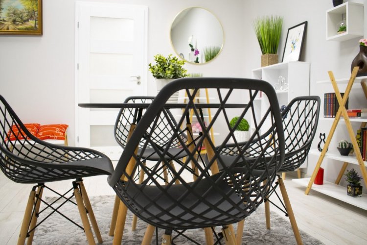 Stolica za blagovaonicu u skandinavskom stilu Black String