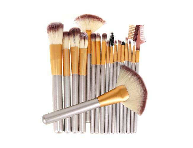 18 db-os sminkecset készlet Cream Beauty tokkal