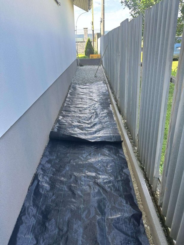 Szövött agroszövet 1,1m x 50m 90g UV szűrővel + cövekek